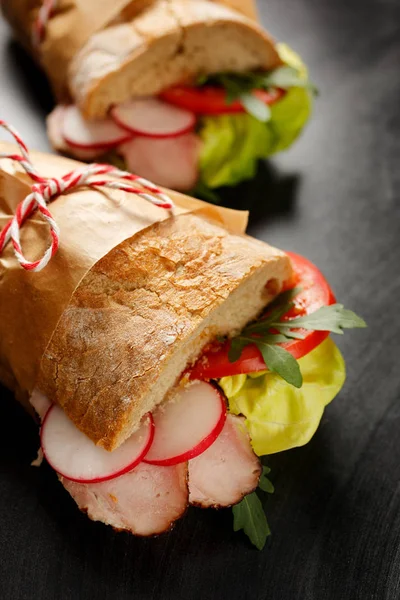 Сэндвич со свежими овощами и копченой ветчиной — стоковое фото