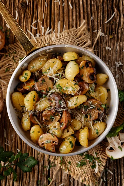 Gnocchi met bruine champignons — Stockfoto