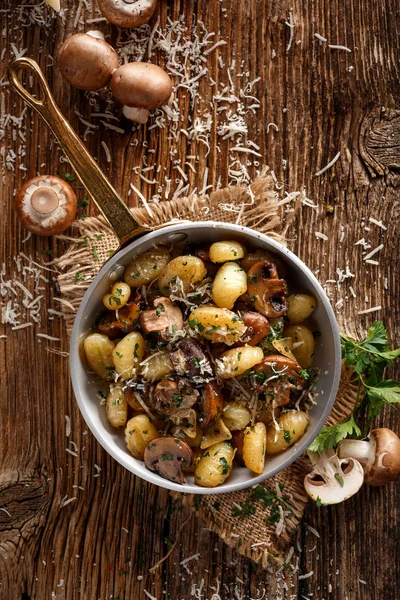 Gnocchi con hongos marrones — Foto de Stock