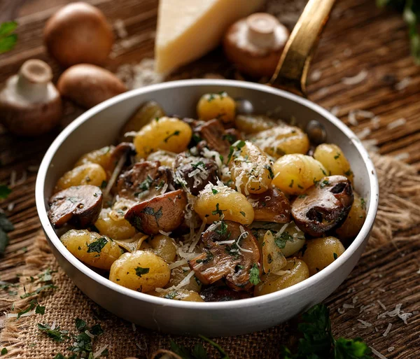 Gnocchi de patata con champiñones marrones — Foto de Stock