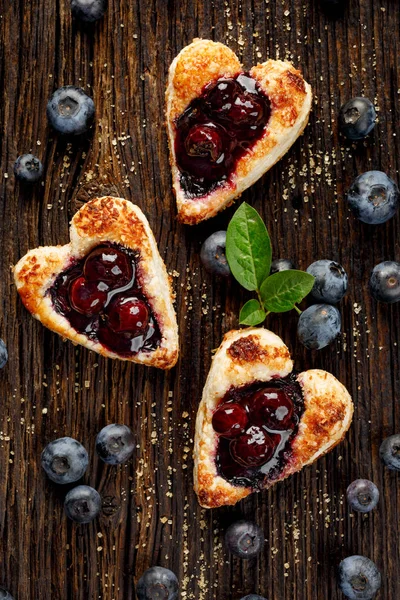 Biscoitos em forma de coração massa folhada com a adição de mirtilos — Fotografia de Stock