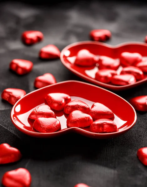 Dolce di San Valentino, cioccolatini a forma di cuore su sfondo nero — Foto Stock