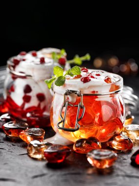 Sevgililer günü tatlı kalpleri ve süt tepesi şeklinde jöle ile