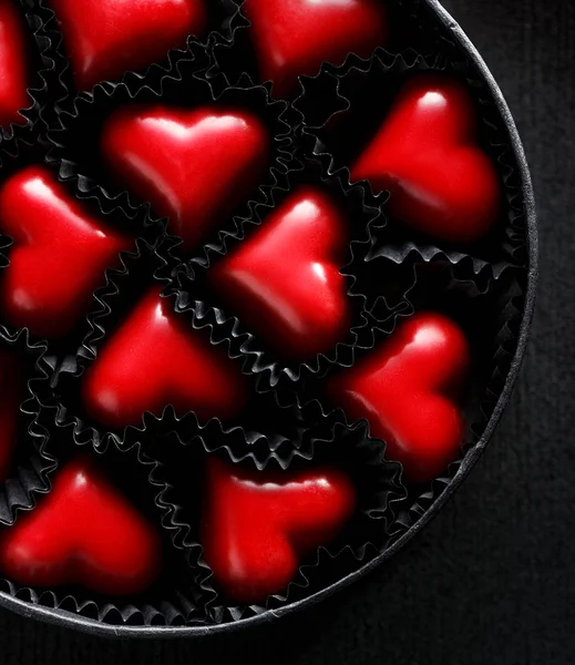 Una scatola di cioccolatini a forma di cuore, il regalo perfetto per San Valentino, vista dall'alto — Foto Stock
