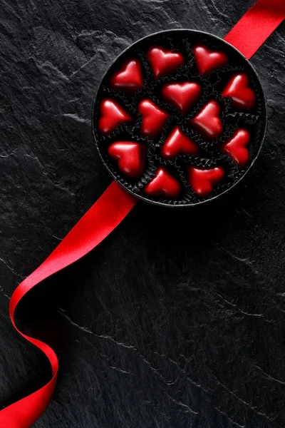 Una caja de chocolates en forma de corazones, el regalo perfecto para el Día de San Valentín, vista superior — Foto de Stock