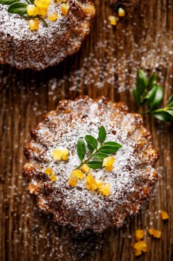 Ahşap rustik masa üzerinde Paskalya turuncu kek