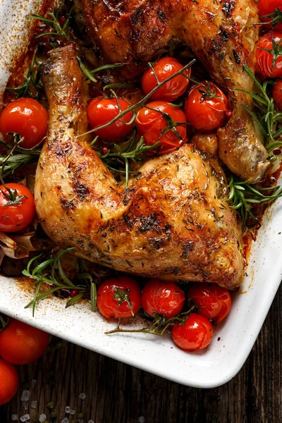 Tavuk çeyrek kiraz domates ve biberiye, üstten görünüm ilavesi ile kızartma