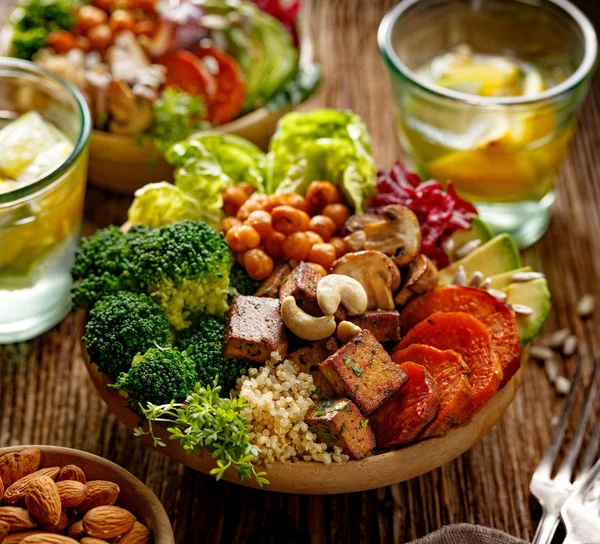 Healthy salad with a variety of vegetables, broccoli, sweet potatoes, chickpeas, beets, avocados, tofu with the addition of cashew nuts and sunflower seeds — Stock Photo, Image