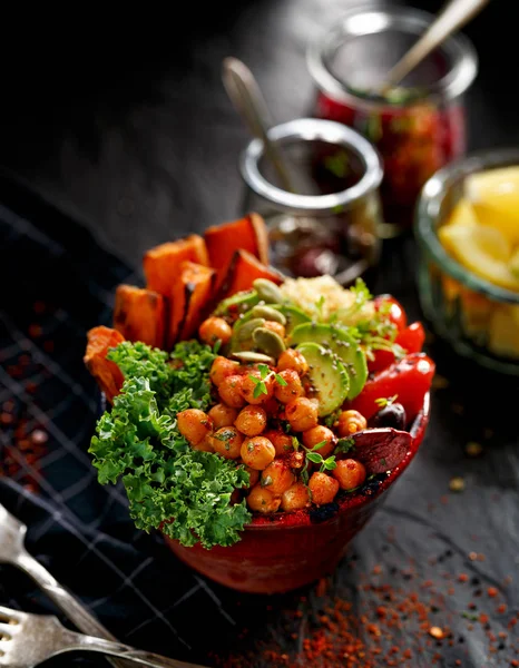 Ensalada sana y fresca con una variedad de verduras —  Fotos de Stock