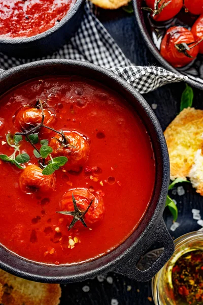 Tomatensoep met gebakken tomaten — Stockfoto