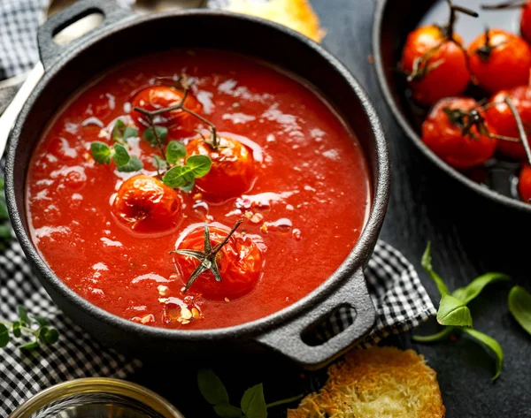Tomatensoep met gebakken tomaten — Stockfoto