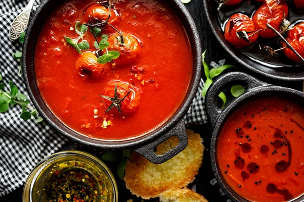 Tomatensuppe mit gebackenen Tomaten — Stockfoto