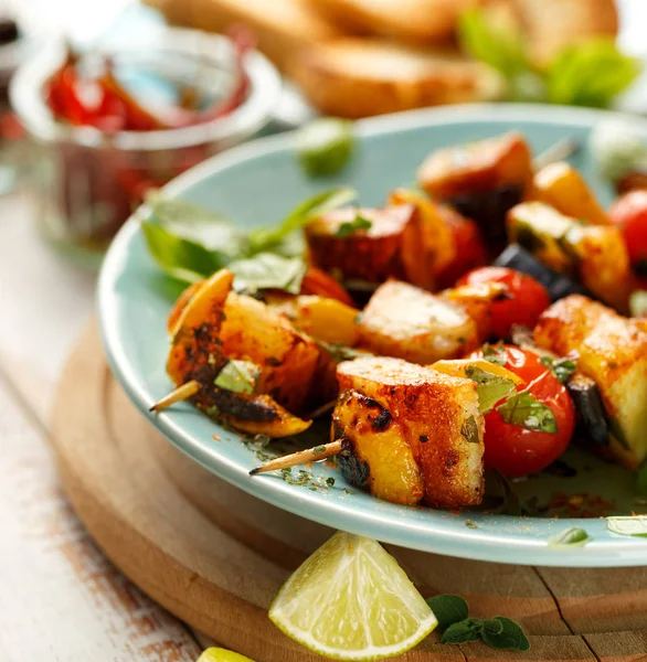 Vegetarian skewers with halloumi cheese and vegetables — Stock Photo, Image