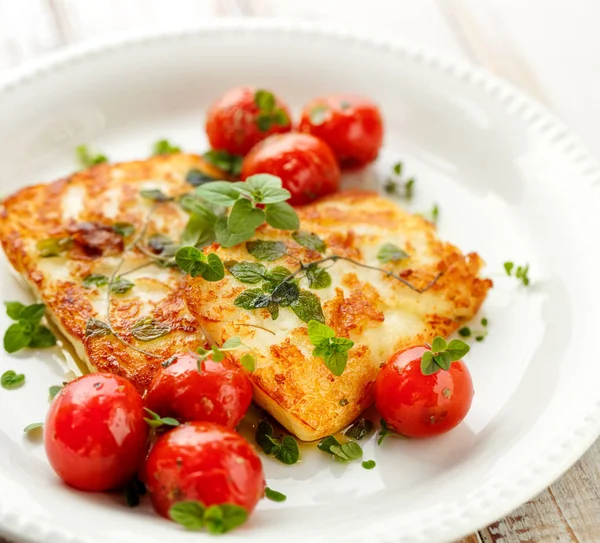 Gegrilde halloumi-kaas met kruiden en kerstomaatjes — Stockfoto