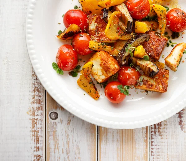 Ensalada con queso Halloumi a la parrilla y verduras con adición de hierbas aromáticas —  Fotos de Stock