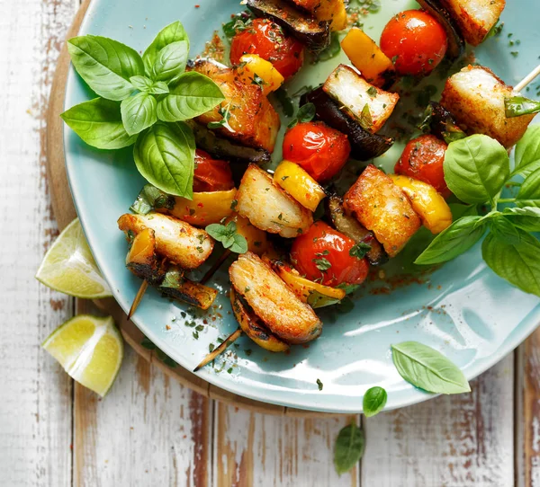 Grilled skewers of halloumi cheese and vegetables with addition aromatic herbs, top view — Stock Photo, Image