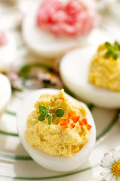 Deviled jaj, zwieńczona świeżych ziół i papryka habanero — Zdjęcie stockowe
