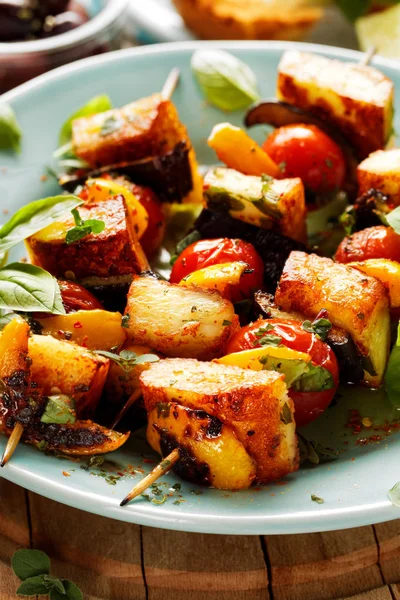 Espetos grelhados de queijo halloumi e legumes com ervas aromáticas de adição — Fotografia de Stock