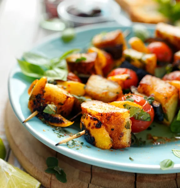 Brochetas a la parrilla de queso halloumi y verduras con adición de hierbas aromáticas —  Fotos de Stock