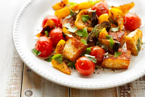 Salad with grilled halloumi cheese and vegetable — Stock Photo, Image