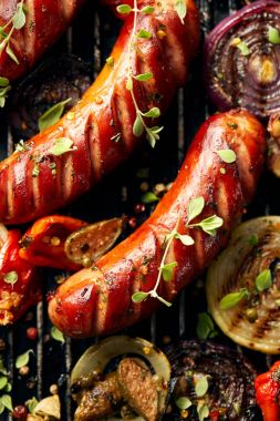 Izgara sosis ve ek baharat ve taze otlar bir ızgara sebzeler ile