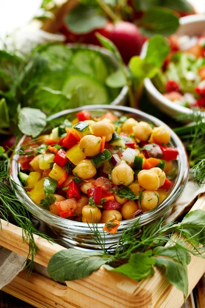 Здоровый салат с горохом и нарезанными свежими овощами, вкусная и питательная веганская еда — стоковое фото