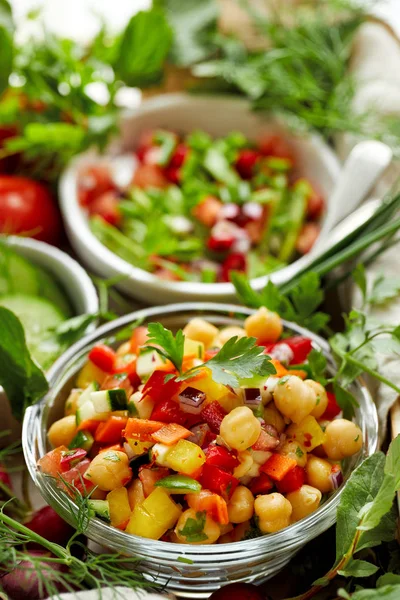 Gezonde salade met kikkererwten en gehakte verse groenten, smakelijk en voedzaam veganistisch eten — Stockfoto