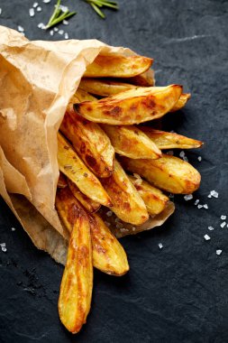 Fırın patates dilimleri deniz tuzu ile pişmiş