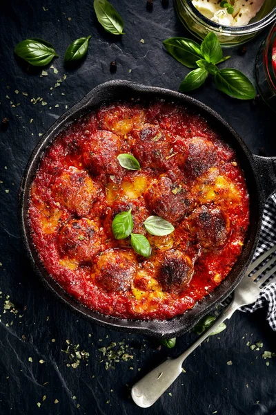 Frikadellen in Tomatensauce mit Käse und frischem Basilikum auf Eisenpfanne — Stockfoto