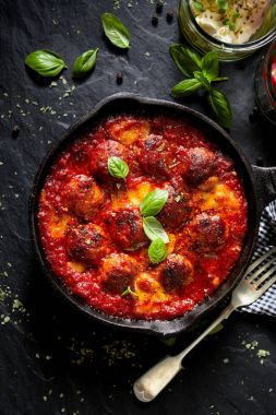 Ayrıca peynir ve demir Pan, üstten görünüm taze fesleğen ile domates soslu köfte