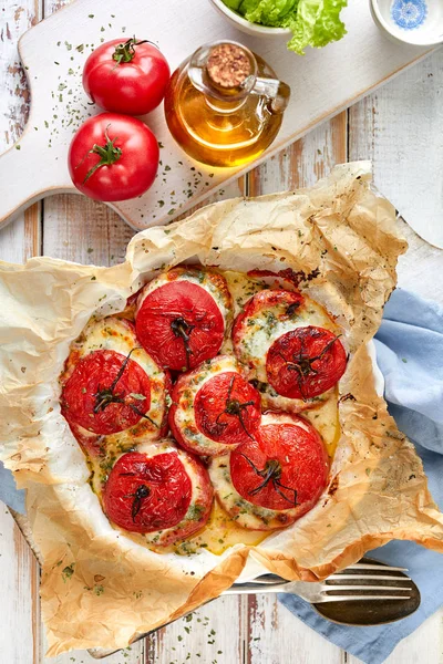 Baked tomatoes stuffed with spinach, cheese and herbs — Stock Photo, Image