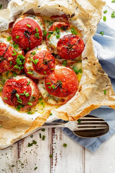 Baked tomatoes stuffed with spinach, cheese and herbs — Stock Photo, Image