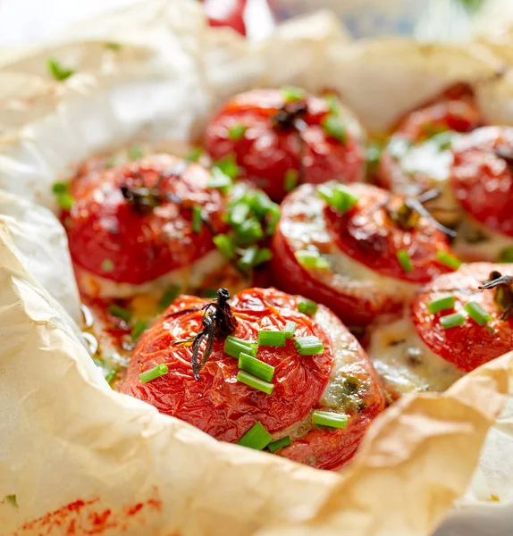 Baked tomatoes stuffed with spinach, cheese and herbs — Stock Photo, Image