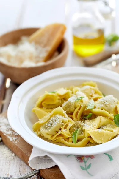 Tortellini fyllda basilikapesto, traditionell italiensk maträtt — Stockfoto