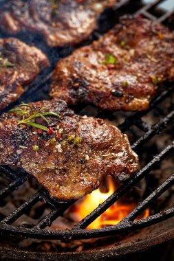 Izgara domuz eti boyun fileto biftek ızgara plaka üzerinde