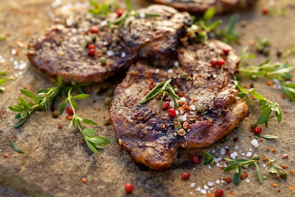 Grillezett sertés nyak steak meghintjük gyógynövények és fűszerek — Stock Fotó