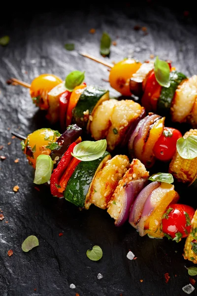 Pinchos vegetarianos con queso halloumi y verduras mixtas — Foto de Stock