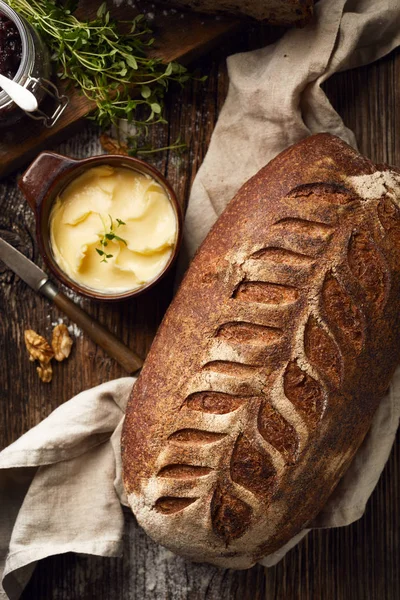 Rustieke zuurdesem brood op houten tafel, bovenaanzicht — Stockfoto