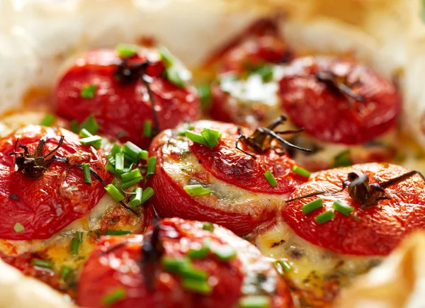 오븐에 구운 토마토와 시금치, 치즈, 허브, 박제를 닫습니다. — 스톡 사진