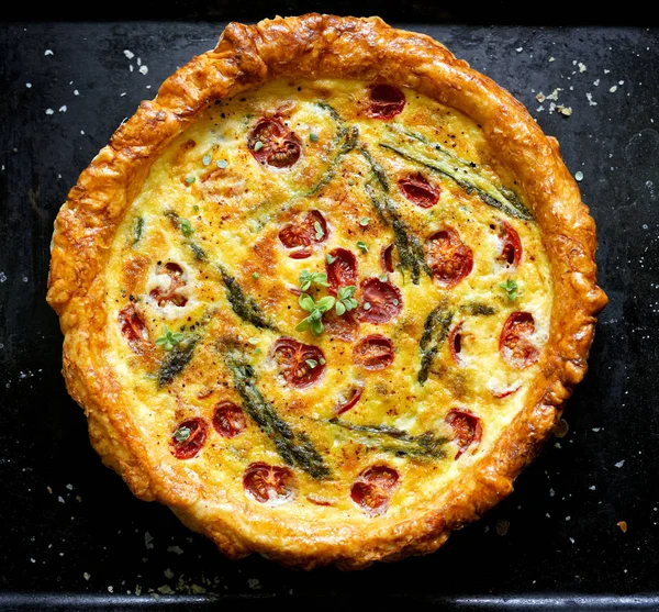 Quiche vegetariano com tomate cereja e espargos verdes — Fotografia de Stock