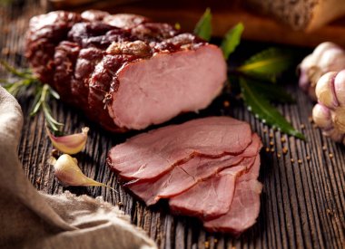 Ayrıca taze aromatik otlar bir ahşap rustik masada dilimlenmiş jambon füme. Organik tarım, geleneksel yöntemlerle üretilen doğal ürün