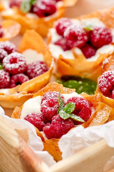 Tasses Phyllo au mascarpone garnies de framboises — Photo