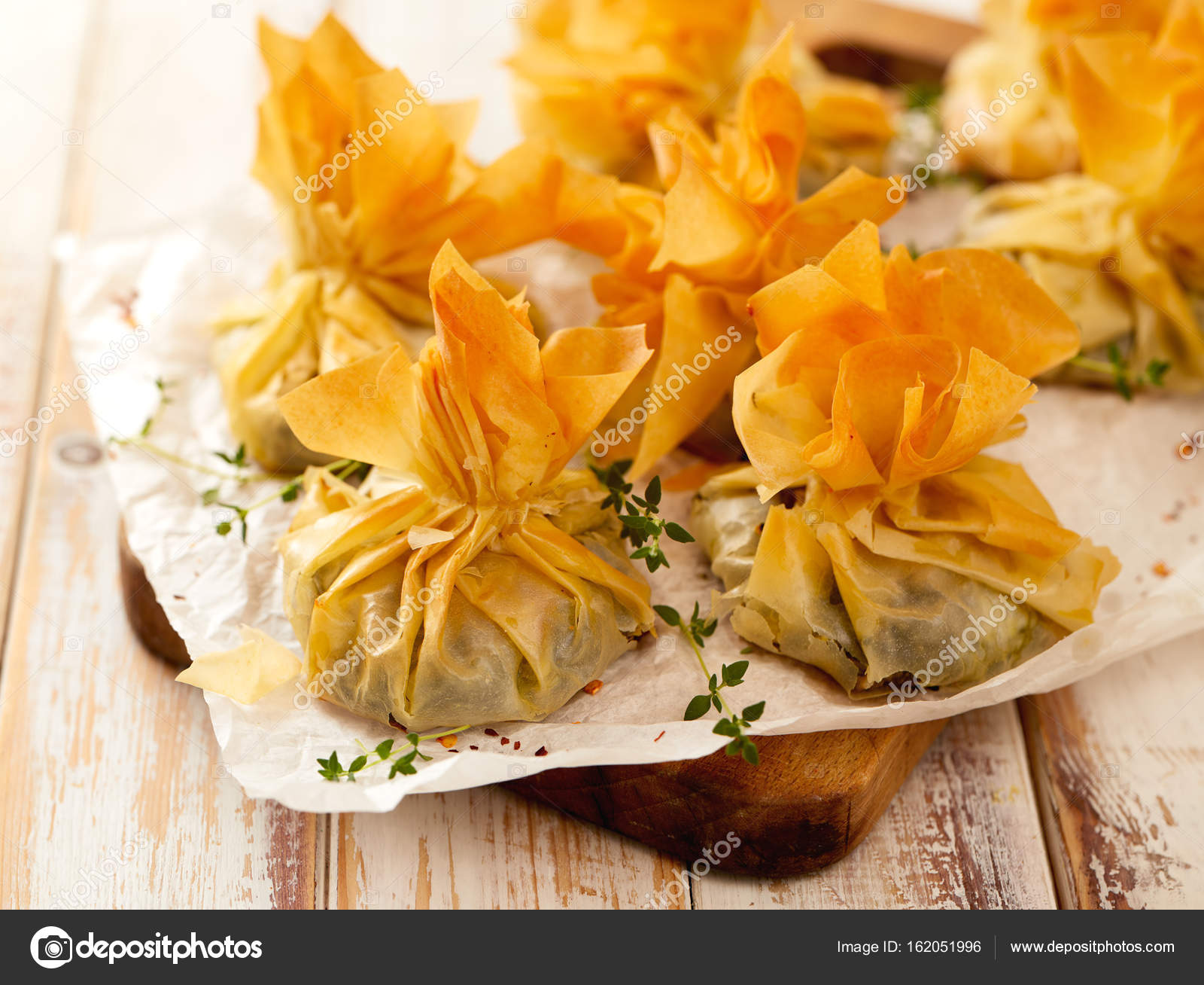 Куриные голени в мешочке. Мешочки из теста с начинкой. Куриные ножки в мешочке. Закусочные мешочки из слоеного теста. Тест с мешочками.