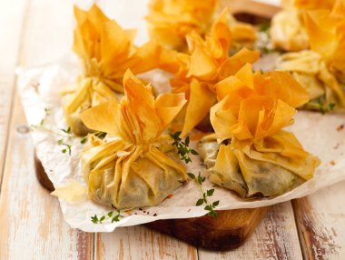Phyllo hamur işi ıspanak ve peynir, lezzetli vejetaryen yemekleri ile doldurulmuş