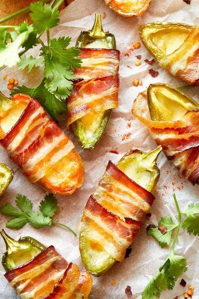 Jalapeno poppers pastırma sarılmış tecrübeli otlar ve Baharatlar, lezzetli starter ile peynir ile doldurulmuş — Stok fotoğraf