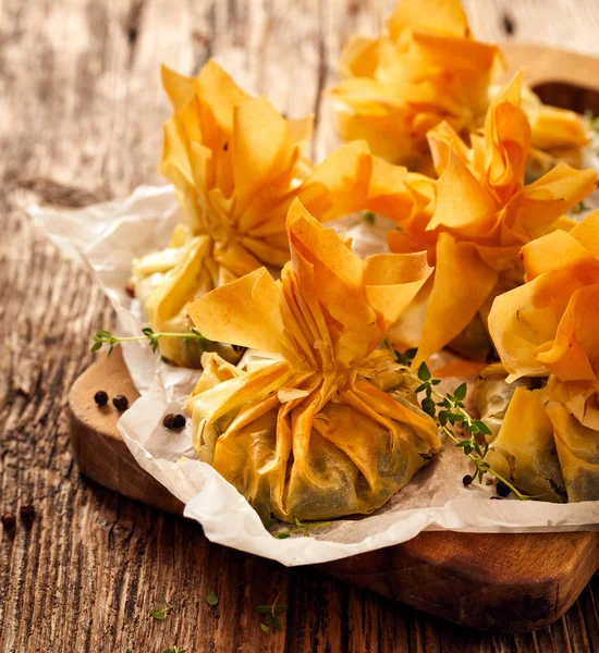 Phyllo hamur işi ıspanak ve peynir, lezzetli vejetaryen yemekleri ile doldurulmuş