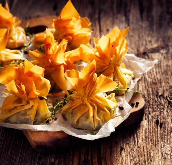 Pastelaria Phyllo recheada com espinafre e queijo feta, deliciosa comida vegetariana — Fotografia de Stock