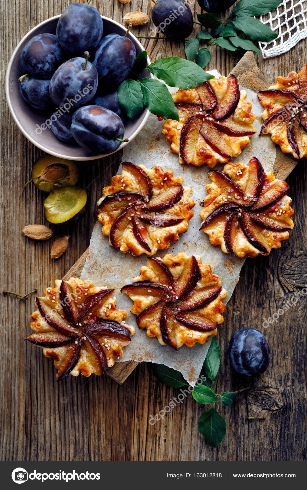 Pflaumen-Kuchen mit Zimt auf einem Holztisch, köstliches Dessert mit