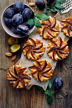 Erik tart bir ahşap masa, puf böreği ve meyve ile lezzetli tatlı tarçın ile