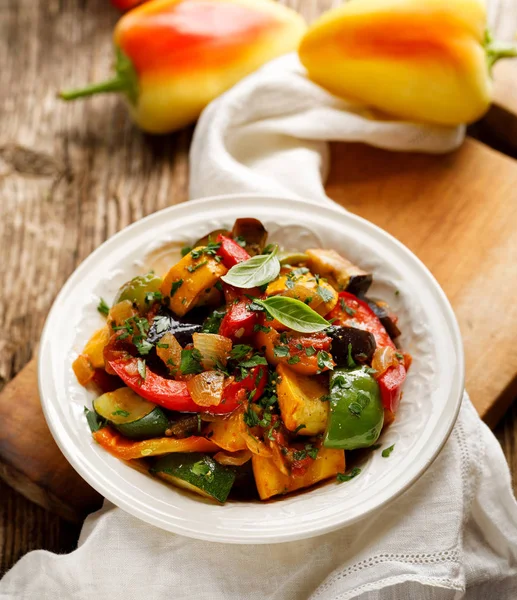 Ratatouille, rebusan sayuran yang terbuat dari zucchini, terong, paprika, bawang, bawang putih dan tomat dengan rempah-rempah aromatik. Makanan tradisional Perancis. — Stok Foto
